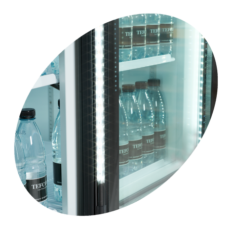 Verkaufskühlschrank – 3 Glastüren – 825 L – 1600×730×2073 mm – Weiß RAL 9016 – 15 Tragroste, weiß - Detail