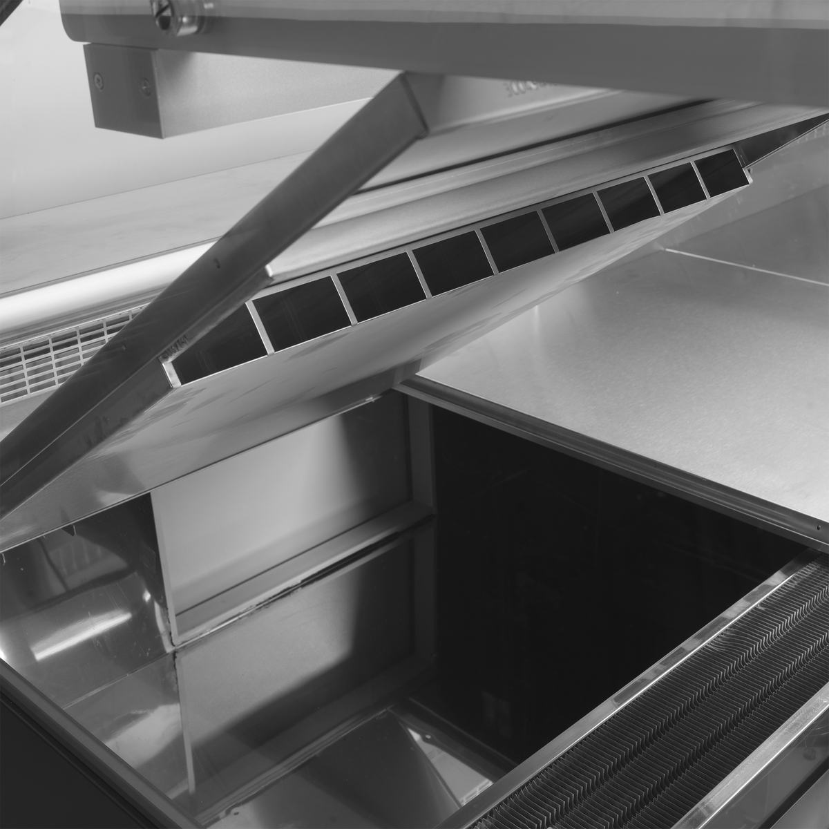 Bedienkühltheke – 654 L – 2548×1120×1190 mm – Schwarz RAL9005 - Detail